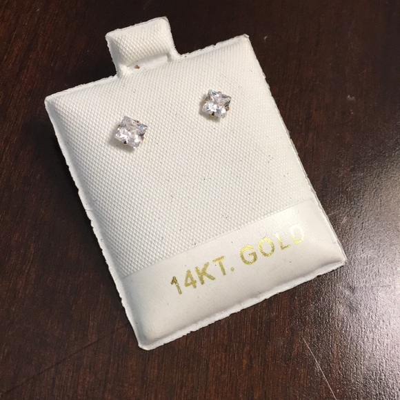 14kt Gold earrings - Picture 2 of 3